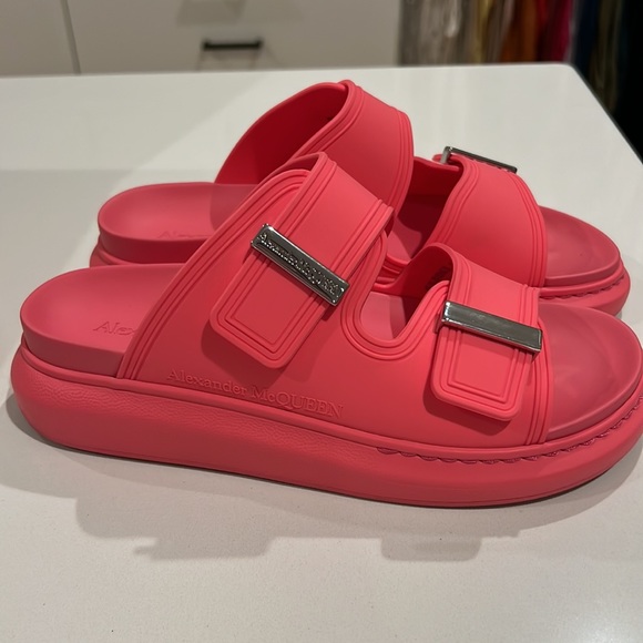 Alexander McQueen Two-Band Rubber Slides - Picture 3 of 5